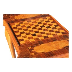 Une table de jeux en noyer à plateau en marqueterie \"Décor damier\", pieds galbés. Berne.